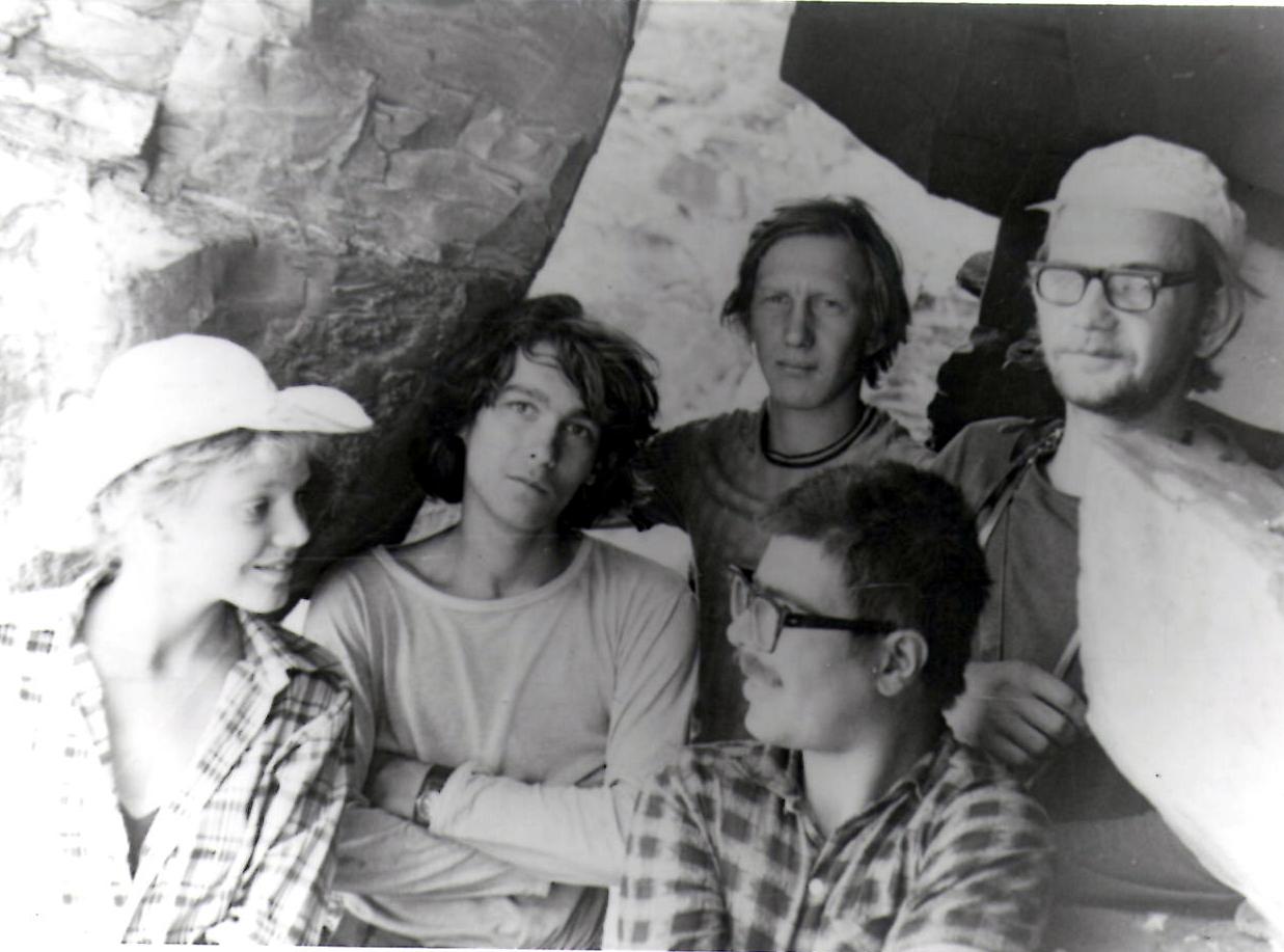 Грот Двуглазка (Хакасия), 1979 г., в экспедиции З. А. Абрамовой. Два очкарика – это А. М. Буровский (внизу) и П. Е. Нехорошев (справа).