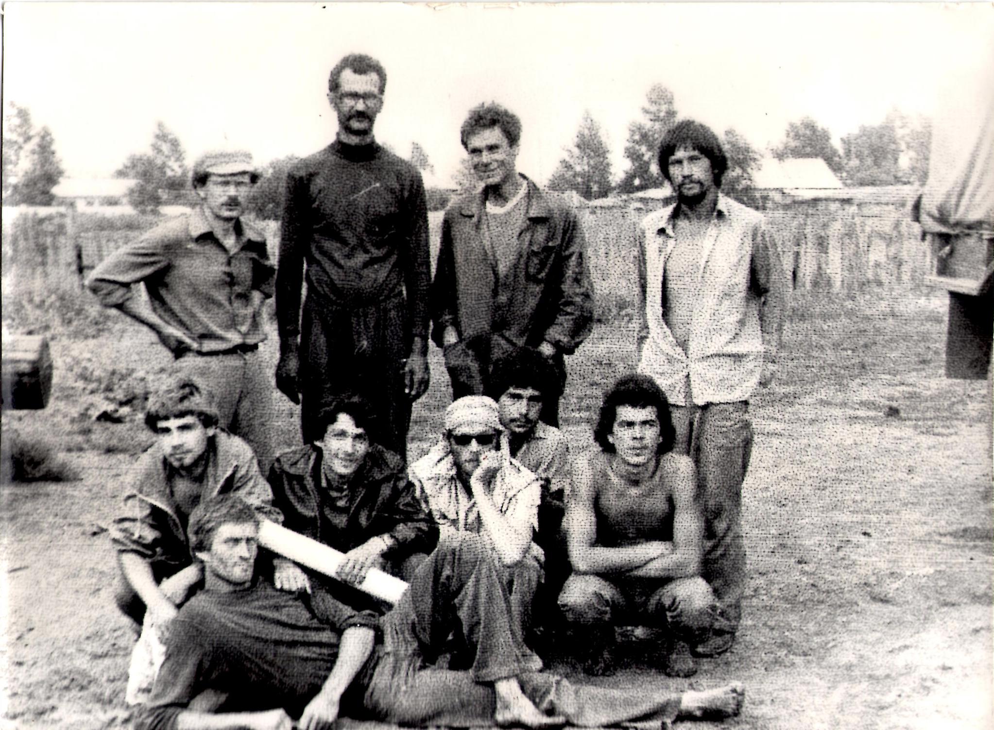 . Берёзовый ручей-1, 1982. Стоят: слева Н. Ф. Лисицын, рядом с ним А. В. Субботин, справа С. В. Красниенко. Сидит рядом со мной в тёмных очках Сергей Гультов. Лежит Олег Варламов