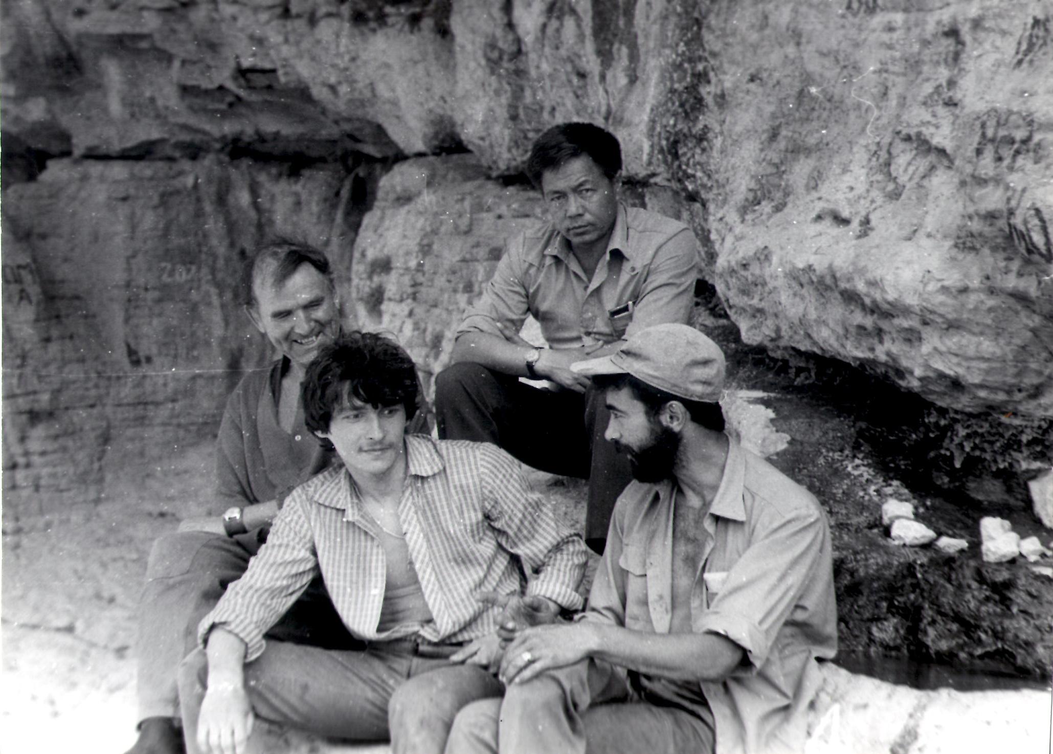 Разведка в Западной Туркмении, 1984. Справа легендарный некогда водитель автобазы АН СССР «Захарыч» (Шагиазам Зафирович), выше сидит шофёр детского дома в Недит-Даге Яша, справа директор этого детского дома и наш бескорыстный помощник Игорь Гуськов