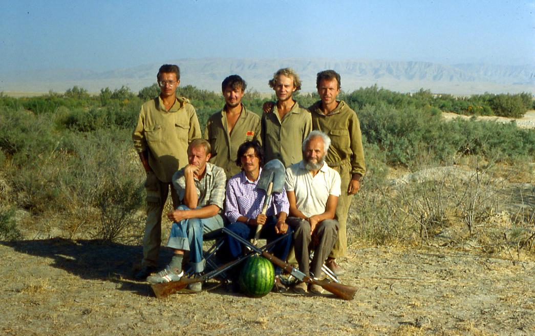 Бадхыз, Туркмения, 1990. С друзьями-коллегами из Зоологического института АН СССР. Стоят слева направо: Алексей Абрамов, Алексей Тихонов, Николай Орлов, Михаил Саблин. Сидят слева направо: водитель, я и Г. Ф. Барышкиков