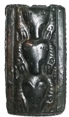 Бронзовая бляха с изображением «медведей в жертвенной позе». Предоставлено Алексеем Фрибусом