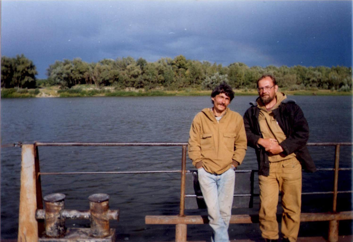 С П. Е. Нехорошевым в разведке в Волгоградской области, 2001. Переправа на пароме через Дон