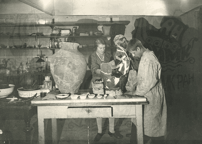 М. В. Фармаковский с сотрудниками в лаборатории ИАТ