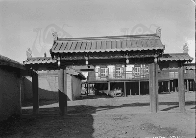 Ворота перед главным зданием