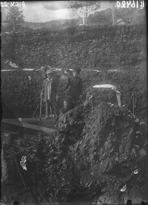 Разрез грабительской ямы.