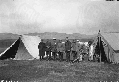 Группа сотрудников экспедиции 1925 г. у палатки