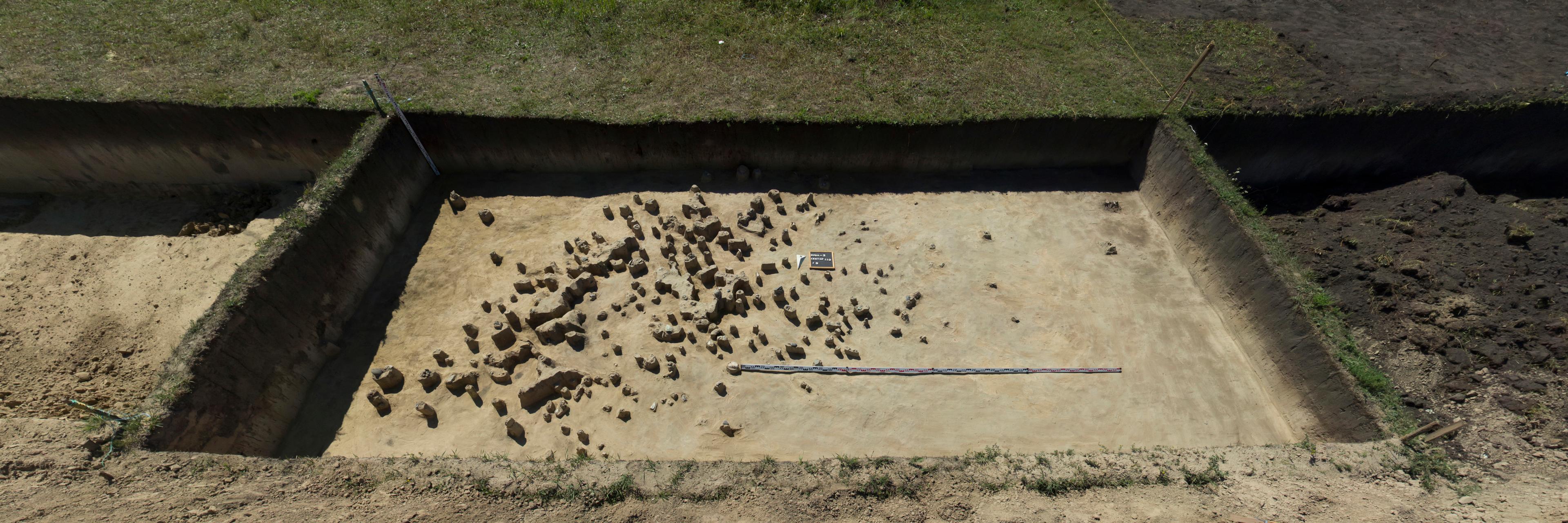 Скопление расщепленного камня, в культурном слое на стоянке Ирба-2