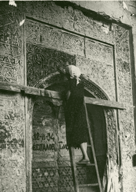 Расчистка мозаичной облицовки тимпана над михрабом. 1936 г.