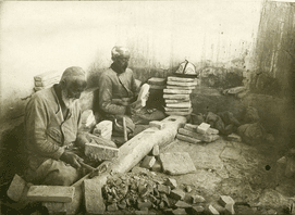 Мастера за шлифовкой кирпичей