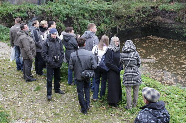 Экскурсия участников торжественного заседания в г. Новгороде Великом на Троицкий раскоп