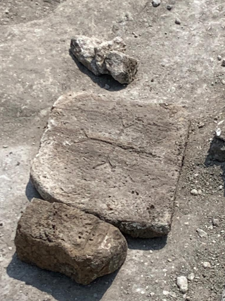 Археологи ИИМК РАН и Государственного Эрмитажа нашли под Херсонесом раннехристианский храм с византийским крестом и многочисленными захоронениями