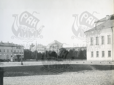Новгород: часть прясла от музея  к западным воротам, городской фасад - снимок 1910 г. И. Ф. Чистякова.